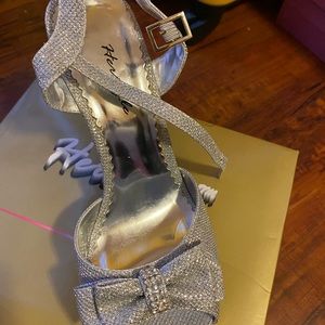 Cute silver Bowed heel